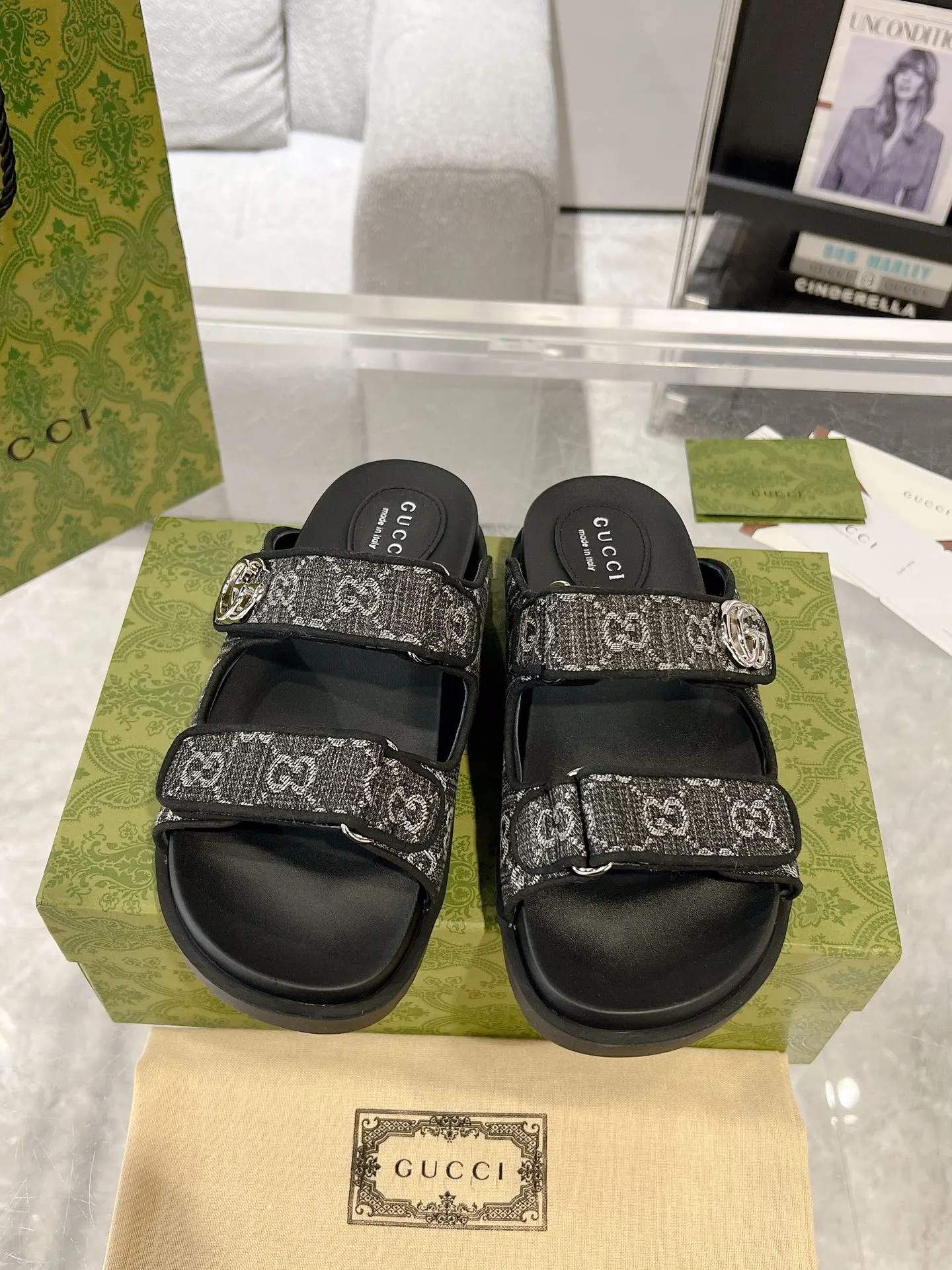 👟👟Ex-factory price 480👟👟 The latest Guccl24ss new product Double G women's Velcro sandals😎 These flat sandals are designed with Velcro straps, which are modern and sporty, bringing comfort. This accessory is crafted from light blue and ivory white GG denim fabric. The upper straps are decorated with elegant Double G-shaped accessories, showing a unique style. Gucci classic presbyopic cloth surface...hot diamond surface...rubber outsole...ZP molded midsole feet...original metal buckle/rhinestone surface Code number: 35 to 42 (41.42 is custom-made and non-refundable)